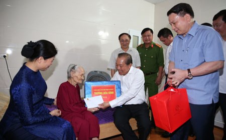 Phó Thủ tướng Thường trực thăm các gia đình chính sách tỉnh Nghệ An