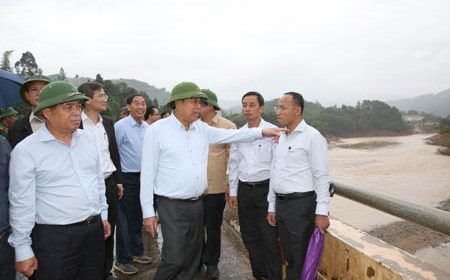 Phó Thủ tướng Thường trực động viên nhân dân, chỉ đạo cứu trợ lũ lụt tại Quảng Nam