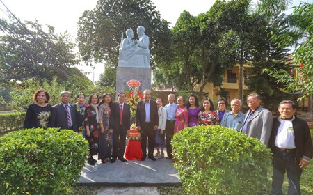 Phó Thủ tướng Thường trực thăm, tặng quà cho học sinh nghèo tại Vĩnh Phúc