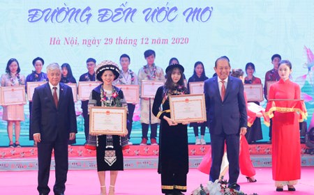 Phó Thủ tướng Thường trực dự lễ tuyên dương HSSV dân tộc thiểu số tiêu biểu