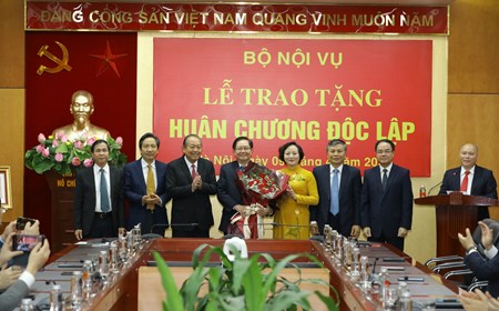 Trao tặng Huân chương Độc lập hạng Nhì cho nguyên Bộ trưởng Bộ Nội vụ Lê Vĩnh Tân