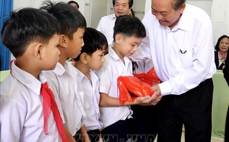 Phó Thủ tướng Thường trực Trương Hòa Bình thăm, tặng quà trẻ khuyết tật