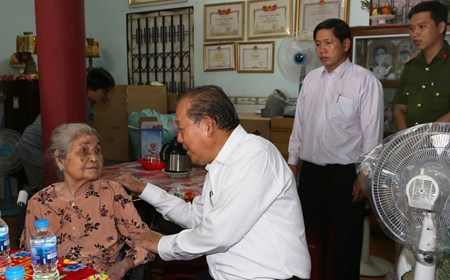 Phó Thủ tướng thăm, tặng quà gia đình chính sách ở Long An