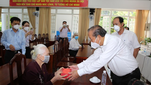 Phó Thủ tướng Trương Hòa Bình thăm, tặng quà người có công với đất nước
