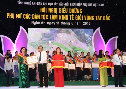 Tuyên dương phụ nữ các dân tộc vùng Tây Bắc làm kinh tế giỏi - ảnh 1