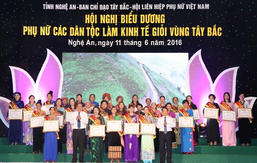 Tuyên dương phụ nữ các dân tộc vùng Tây Bắc làm kinh tế giỏi - ảnh 2