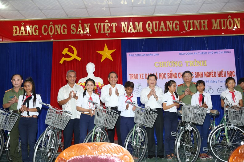 Phó Thủ tướng tặng quà cho học sinh nghèo hiếu học - ảnh 1