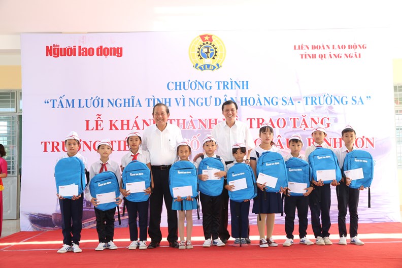 Phó Thủ tướng tặng quà cho học sinh nghèo hiếu học - ảnh 2