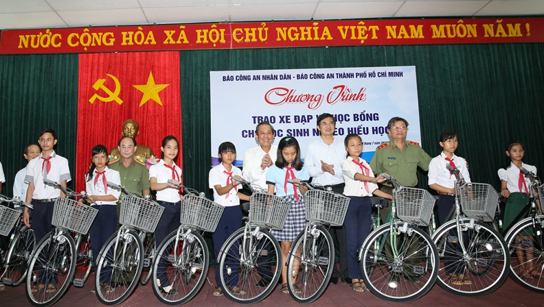 Phó Thủ tướng tặng quà cho học sinh nghèo hiếu học - ảnh 3