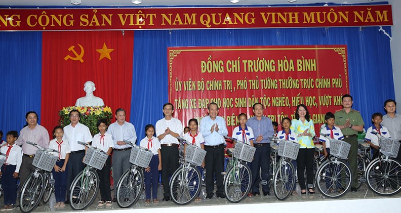 Phó Thủ tướng Thường trực động viên trẻ em nghèo hiếu học vùng biên - ảnh 1