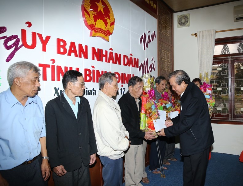 Phó Thủ tướng Thường trực tặng quà người nghèo, học sinh hiếu học - ảnh 1