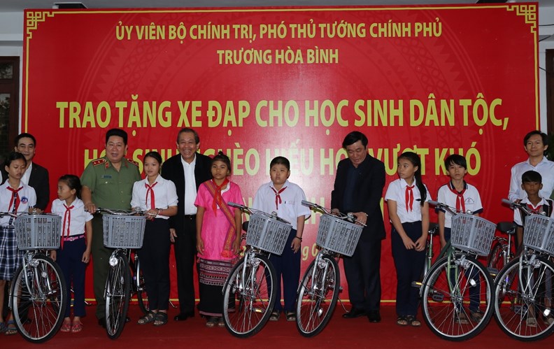 Phó Thủ tướng Thường trực tặng quà người nghèo, học sinh hiếu học - ảnh 2
