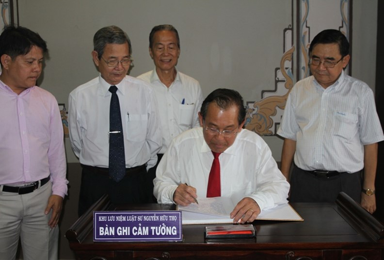 Phó Thủ tướng Thường trực thăm Khu lưu niệm Luật sư Nguyễn Hữu Thọ - ảnh 2