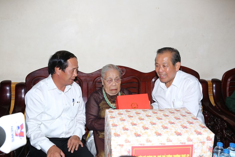 Phó Thủ tướng Thường trực thăm, tặng quà người có công TP. Hải Phòng - ảnh 2