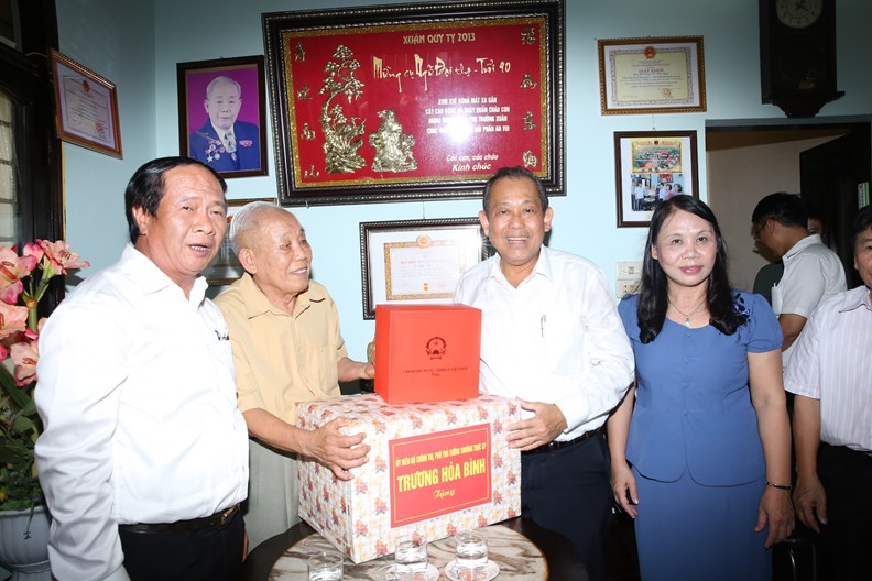 Phó Thủ tướng Thường trực thăm, tặng quà người có công TP. Hải Phòng - ảnh 1