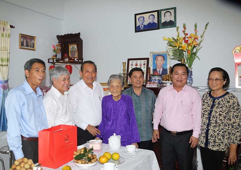 Phó Thủ tướng Thường trực Chính phủ trao học bổng cho học sinh nghèo Sóc Trăng - ảnh 2