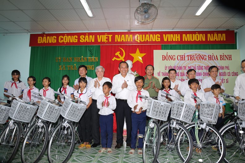 Phó Thủ tướng Thường trực Chính phủ thăm, tặng quà gia đình chính sách, học sinh hiếu học - ảnh 2