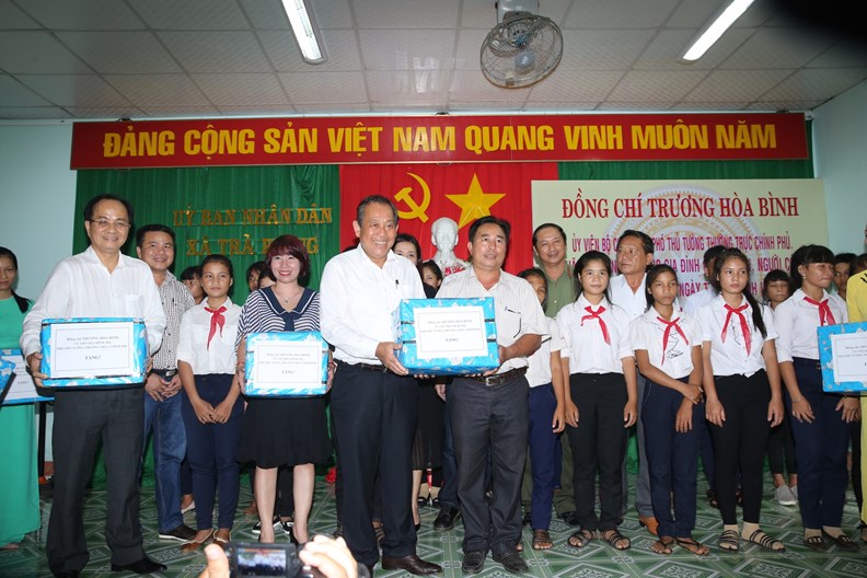 Phó Thủ tướng Thường trực Chính phủ thăm, tặng quà gia đình chính sách, học sinh hiếu học - ảnh 1