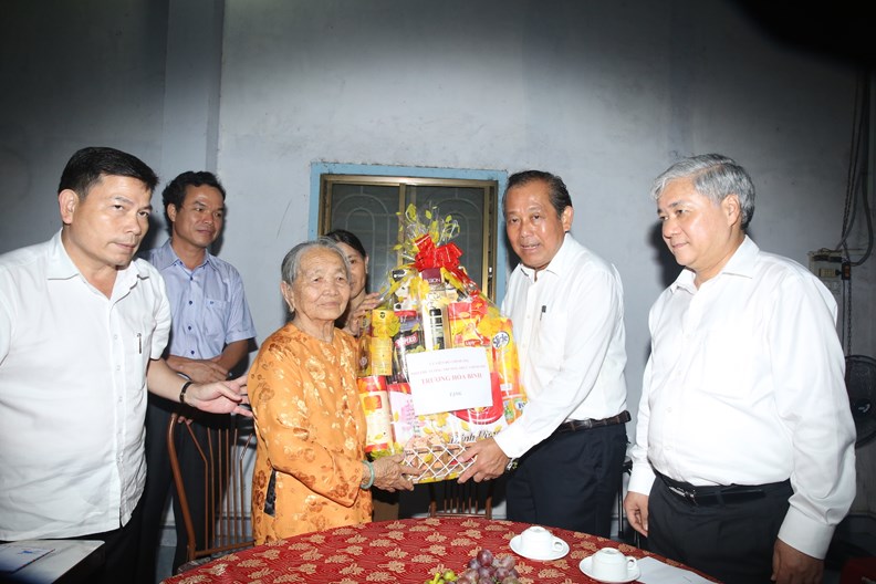 Phó Thủ tướng Thường trực Chính phủ thăm, tặng quà gia đình chính sách, học sinh hiếu học - ảnh 3