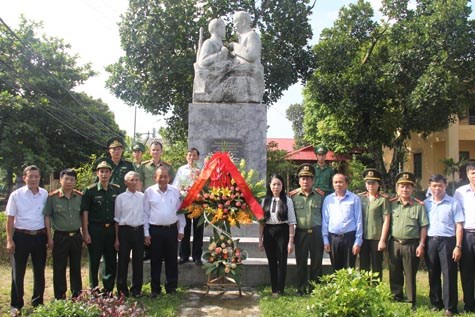 Phó Thủ tướng Trương Hòa Bình tặng quà học sinh nghèo - ảnh 1