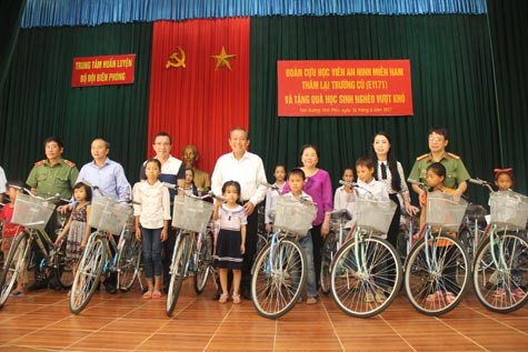Phó Thủ tướng Trương Hòa Bình tặng quà học sinh nghèo - ảnh 2