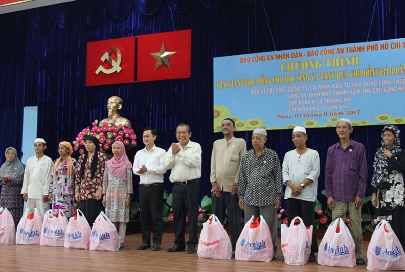 Phó Thủ tướng Trương Hòa Bình trao học bổng cho học sinh nghèo - ảnh 3