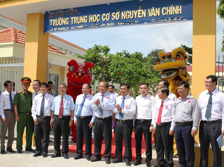 Phó Thủ tướng dự lễ đặt tên, khai giảng Trường THCS Nguyễn Văn Chính - ảnh 2