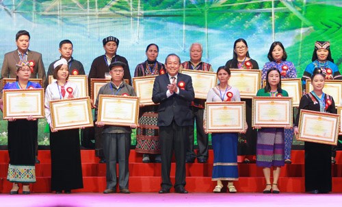Tuyên dương người có uy tín, nhân sĩ trí thức và doanh nhân tiêu biểu dân tộc thiểu số - ảnh 2