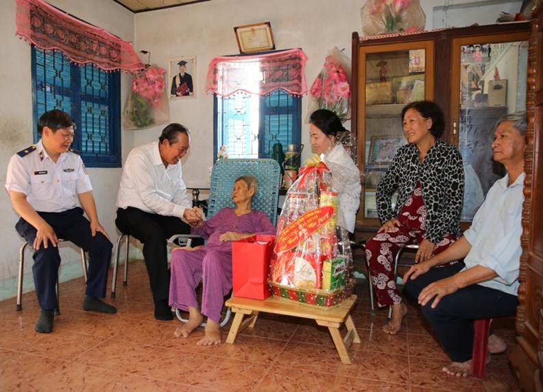 Phó Thủ tướng Trương Hòa Bình thăm gia đình chính sách tại Phú Quốc - ảnh 1