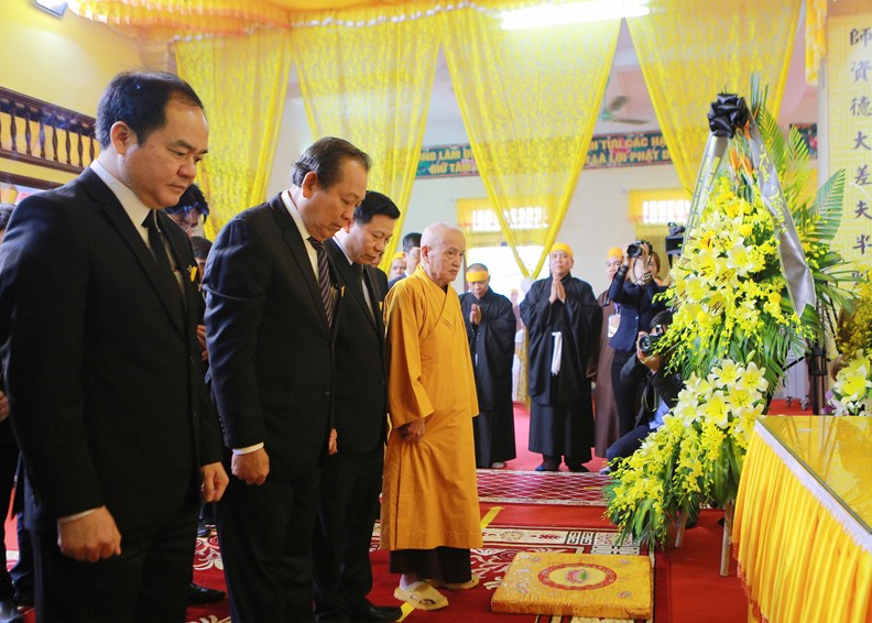 Phó Thủ tướng Thường trực viếng Phó Pháp chủ Giáo hội Phật giáo Việt Nam - ảnh 1