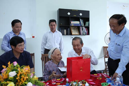 Phó Thủ tướng dâng hương tri ân các anh hùng liệt sĩ tỉnh Quảng Nam - ảnh 4