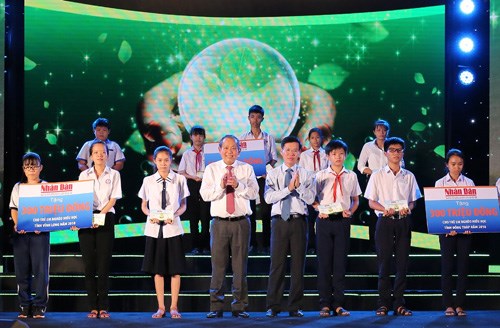 Trao học bổng cho các học sinh nghèo ĐBSCL - ảnh 1