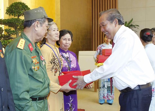 Phó Thủ tướng tiếp Đoàn người có công tỉnh Đồng Tháp - ảnh 1