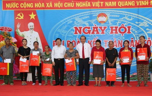 Phó Thủ tướng dự Ngày hội Đại đoàn kết tại Bình Dương - ảnh 2