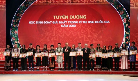 Phó Thủ tướng Thường trực dự lễ tuyên dương học HSSV dân tộc thiểu số xuất sắc - ảnh 2