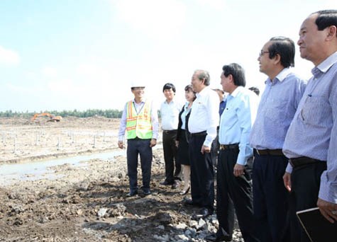 Phó Thủ tướng thăm dự án Nhà máy điện mặt trời tại huyện Đức Huệ - ảnh 1