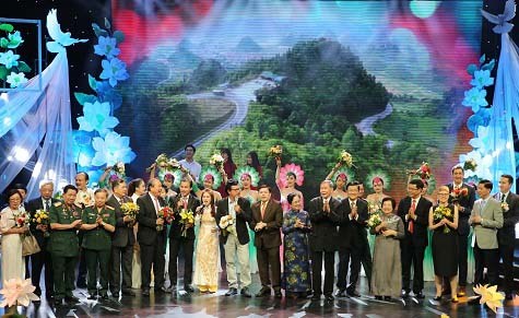 Phó Thủ tướng dự chương trình ‘Xuân là hy vọng’ - ảnh 1
