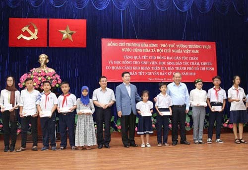 Phó Thủ tướng tặng quà Tết cho đồng bào Chăm - ảnh 1