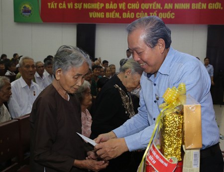 Phó Thủ tướng Thường trực trao quà, học bổng ở Bến Tre, Long An - ảnh 1