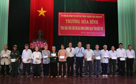 Phó Thủ tướng Thường trực trao quà, học bổng ở Bến Tre, Long An - ảnh 2
