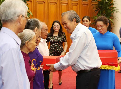 Phó Thủ tướng tiếp Đoàn người có công tỉnh Thừa Thiên-Huế - ảnh 1