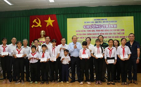 Phó Thủ tướng về nguồn và trao quà cho người nghèo, gia đình chính sách - ảnh 2