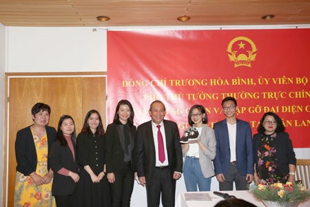 Phó Thủ tướng Thường trực thăm Đại sứ quán, gặp gỡ cộng đồng người Việt tại Phần Lan - ảnh 2