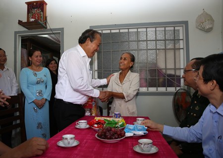 Phó Thủ tướng Thường trực thăm gia đình chính sách, bệnh nhân ở Cà Mau - ảnh 1