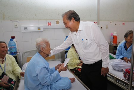 Phó Thủ tướng Thường trực thăm gia đình chính sách, bệnh nhân ở Cà Mau - ảnh 2