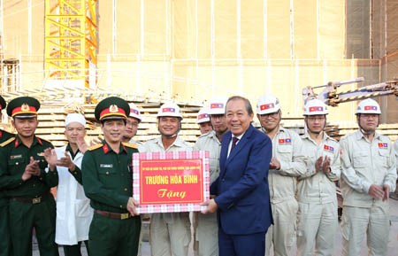Phó Thủ tướng Thường trực thăm Đại sứ quán và cộng đồng người Việt Nam tại Lào - ảnh 2