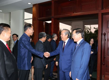 Phó Thủ tướng Thường trực thăm Đại sứ quán và cộng đồng người Việt Nam tại Lào - ảnh 1