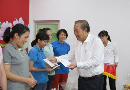 Chăm lo tốt hơn nữa cho công nhân lao động - ảnh 1