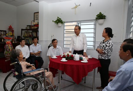 Phó Thủ tướng Thường trực thăm gia đình liệt sĩ - ảnh 1