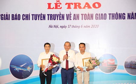 Phó Thủ tướng Thường trực trao Giải báo chí về ATGT - ảnh 2